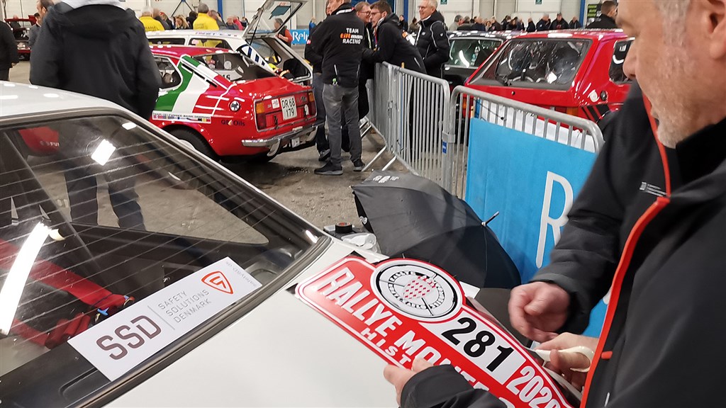 RMCH 2020 - Michael Andersen i gang med at montere den officielle rallyplade med startnummer.
(Foto: rallypics.dk – Viggo Johansen)
